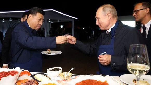 外界觀察，中國國家主席習近平（左）是否會援助俄羅斯總統普丁（右）。（ 圖／翻攝自推特）