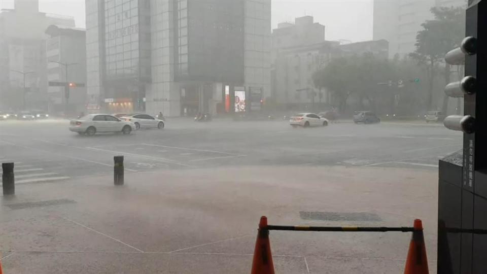 葉女買房不到4個月，碰上高雄大雨家裡直接漏水。（圖／東森新聞）