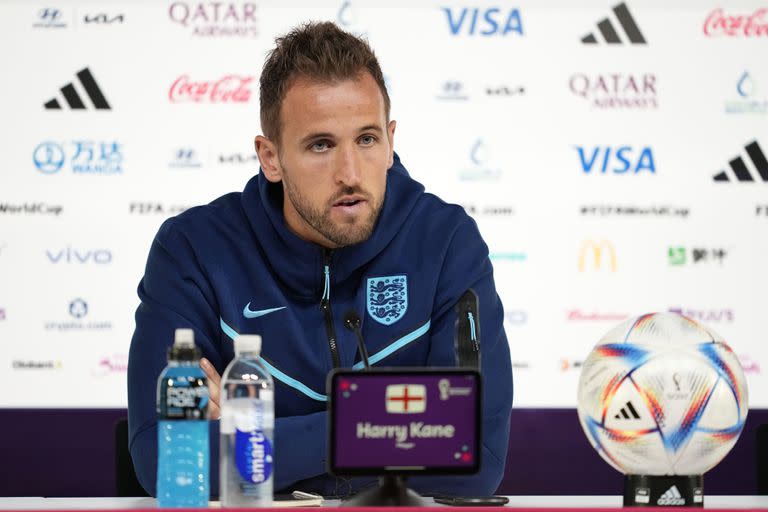 El delantero inglés Harry Kane durante una rueda de prensa previo al partido contra Irán por el Grupo B del Mundial en Doha, Qatar, el domingo 20 de noviembre de 2022. (AP Foto/Abbie Parr)