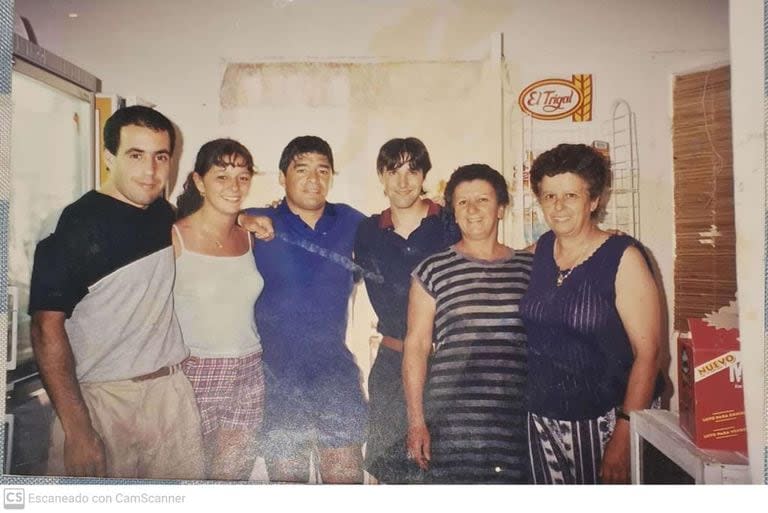 Diego Maradona y las dos hermanas Abreu, con parte de su familia en el restaurante de Manantiales