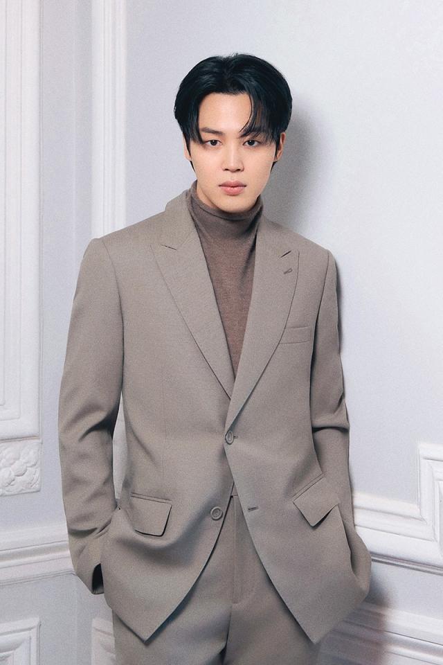 BTS's Jimin Sharply Suits Up for Dior's 2023 Menswear PFW Show – Footwear  News