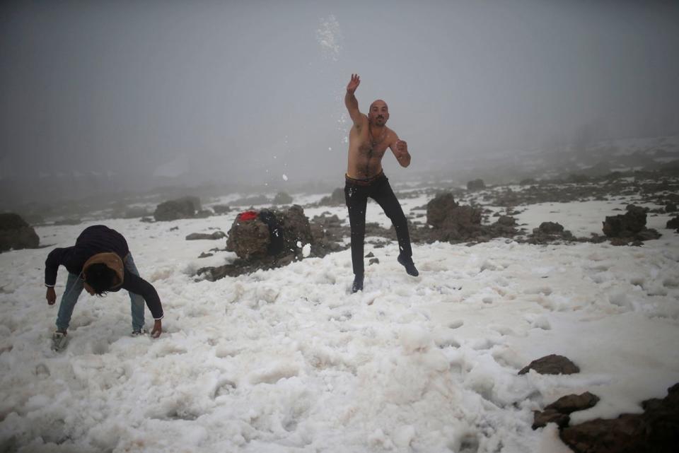 <p>Touristen liefern sich auf dem Mount Korek im Irak eine Schneeballschlacht. Der Berg hat eine Höhe von 2.127 Metern. (Bild: Suhaib Salem/Reuters) </p>