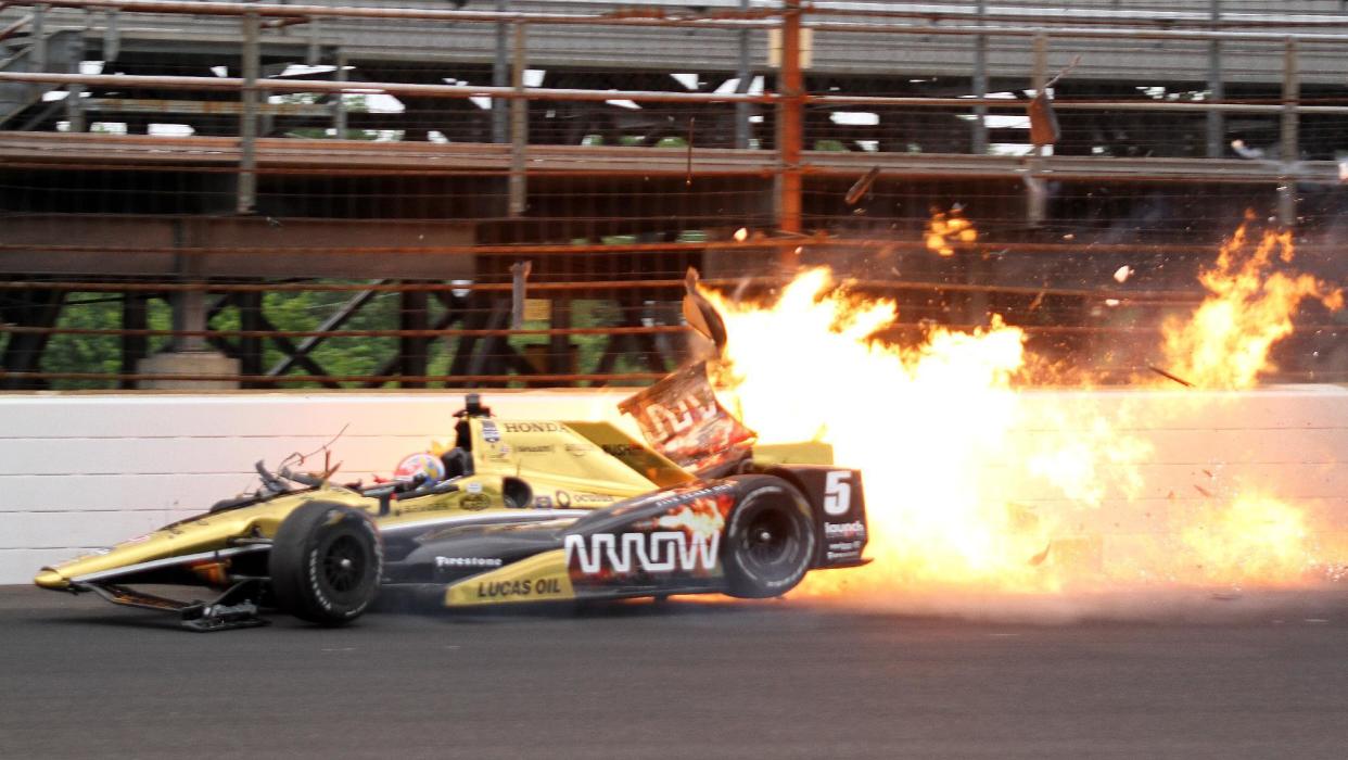 James Hinchcliffe, en el momento del gran impacto contra el muro de Indianápolis. (AP Photo/The Indianapolis Star, Jimmy Dawson)