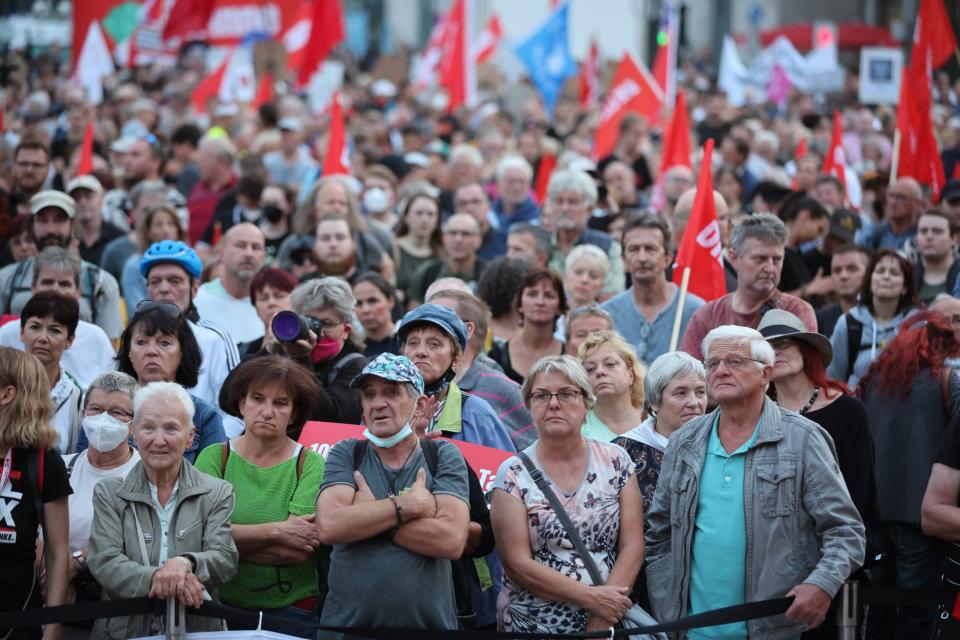 Zahlreiche Menschen nehmen an einer linken Demonstration gegen die Energie- und Sozialpolitik der Bundesregierung auf dem Leipziger Augustusplatz Anfang September teil. - Copyright: picture alliance/dpa | Jan Woitas