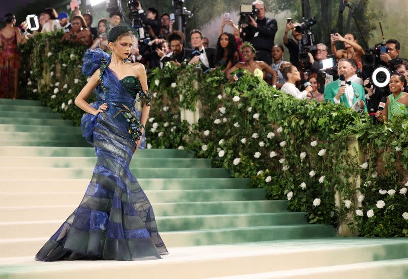 Zendaya posa en la Met Gala, una gala anual de recaudación de fondos celebrada en beneficio del Instituto del Traje del Museo Metropolitano de Arte con el tema de este año "Bellas Durmientes: Despertar la moda" en Nueva York, Estados Unidos