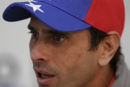 Venezuelan opposition leader and Governor of Miranda state Henrique Capriles speaks during an interview with Reuters in Caracas January 28, 2016. REUTERS/Marco Bello