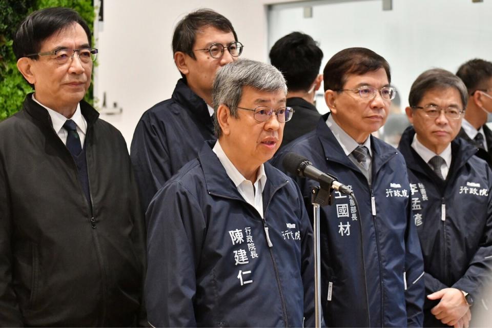 行政院長陳建仁今（29）天到桃園視察郵政物流園區前受訪。   圖：行政院提供