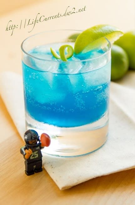 5 créations épiques de cocktails bleus qui rehausseront le niveau de ton  party de la St-Jean - Narcity