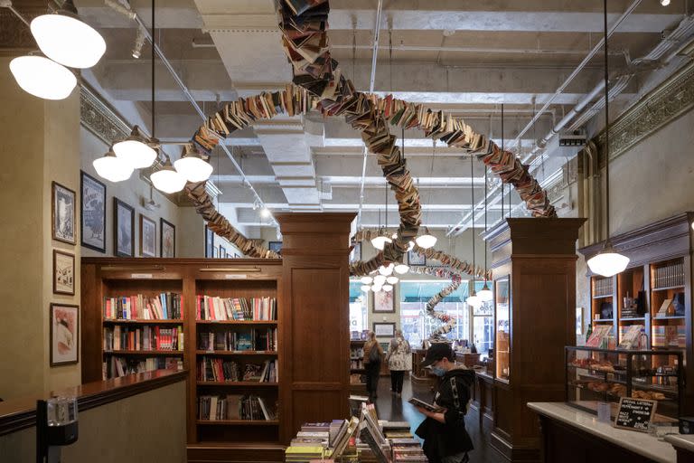 En Drama Book Shop, la escultura de David Korins que consta de más de 2400 libros y guiones es un canto a la historia del teatro. (Anna Watts/The New York Times)