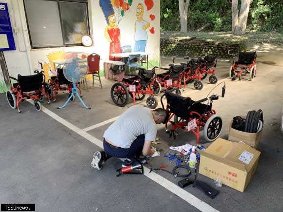 輪椅復健腳踏車備受失能長輩歡迎，中彰榮家有專人維修保養，可提升住民長輩外出復健活動的行動力。（記者方一成攝）