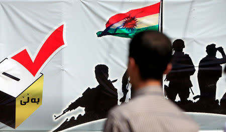 A man looks at a banner supporting the referendum for independence of Kurdistan in Erbil, Iraq September 24, 2017. REUTERS/Alaa Al-Marjani