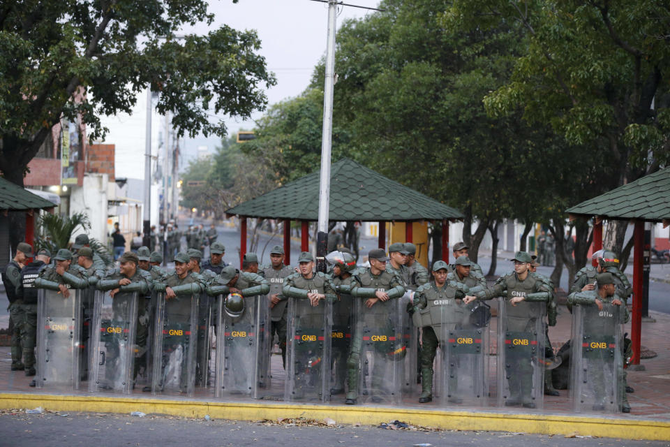 Efectivos de la Guardia Nacional Bolivariana bloquean el ingreso al puente internacional Simón Bolívar, sábado 23 de febrero de 2019. (AP Foto/Fernando Llano)