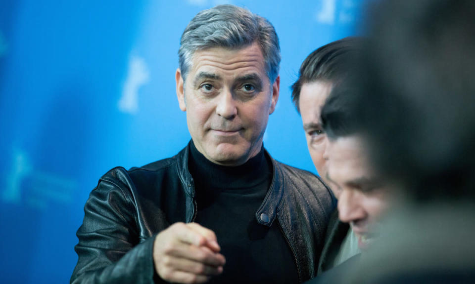 <p>Als Berlinale-Direktor Dieter Kosslick George Clooney einen Tag vor Beginn des diesjährigen Filmfestivals gebeten hat, für eine Veranstaltung schon zwanzig Minuten früher zu erscheinen, antwortete der Weltstar: „Klar, mach ich.“ Mit anderen Worten: George Clooney ist leicht im Umgang, neigt nicht zum Drama, hat sein Ego im Griff.<br></p>