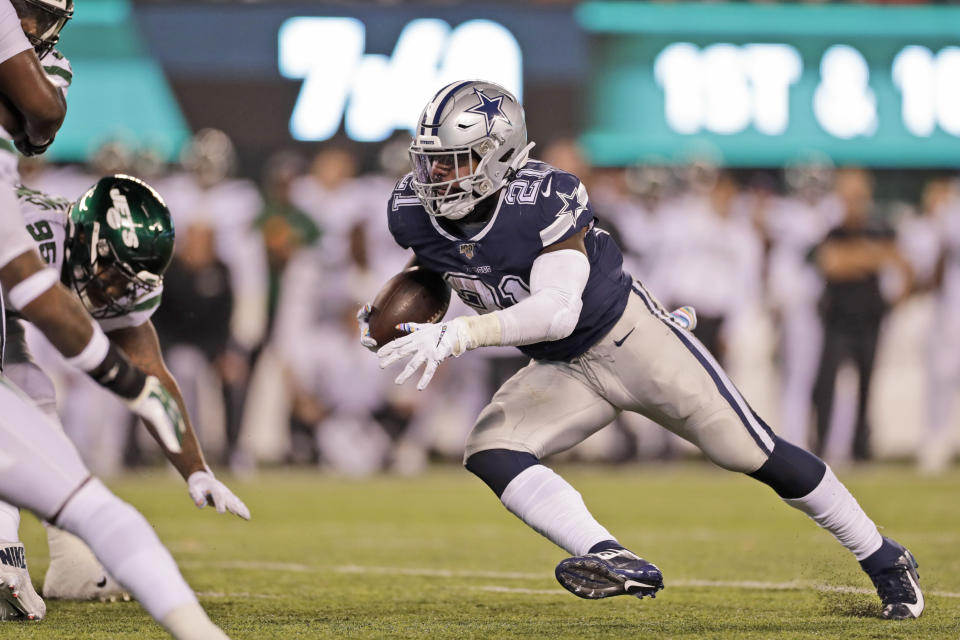 Dallas Cowboys' Ezekiel Elliott, right, runs the ball for a touchdown during the second half of an NFL football game against the New York Jets, Sunday, Oct. 13, 2019, in East Rutherford, N.J. (AP Photo/Adam Hunger)