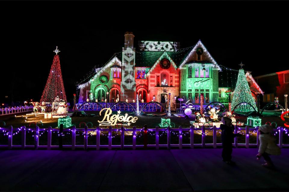 <p>Ein bunt erleuchtetes Haus in Chicago, Illinois. Das Pärchen Tom und Tina Grusecki will mit der ausschweifenden Weihnachtsdekoration Geld für die Krebsbehandlung eines 13-jährigen Jungen sammeln. Sie bekommen jeden Tag hunderte Besucher, die von ihnen zum Spenden aufgefordert werden. (Bild: ddp/abaca press) </p>