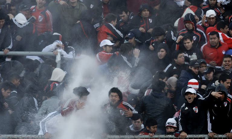 Enfurecidos por el descenso, algunos hinchas comenzaron a romper el estadio