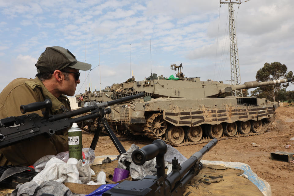 Ein israelischer Soldat in der Nähe der Grenze zum Gazastreifen. (Foto: Gil Cohen Magen/XinHua/dpa)