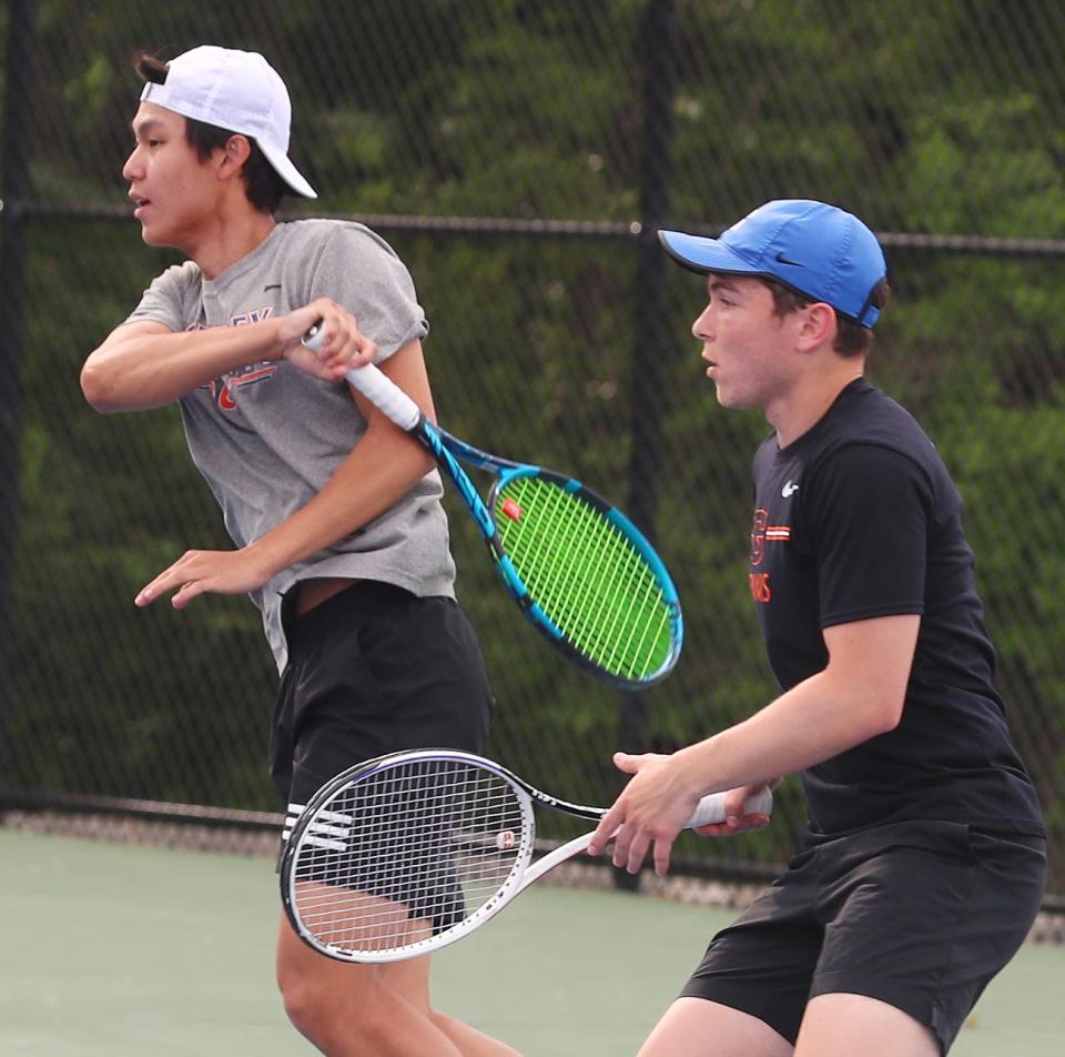 Jason Wei et Matt Wallis d'Horace Greeley lors de leur match de double contre Byram Hills lors des championnats de tennis de la section 1 des garçons à la Harrison High School le 16 mai 2023. 