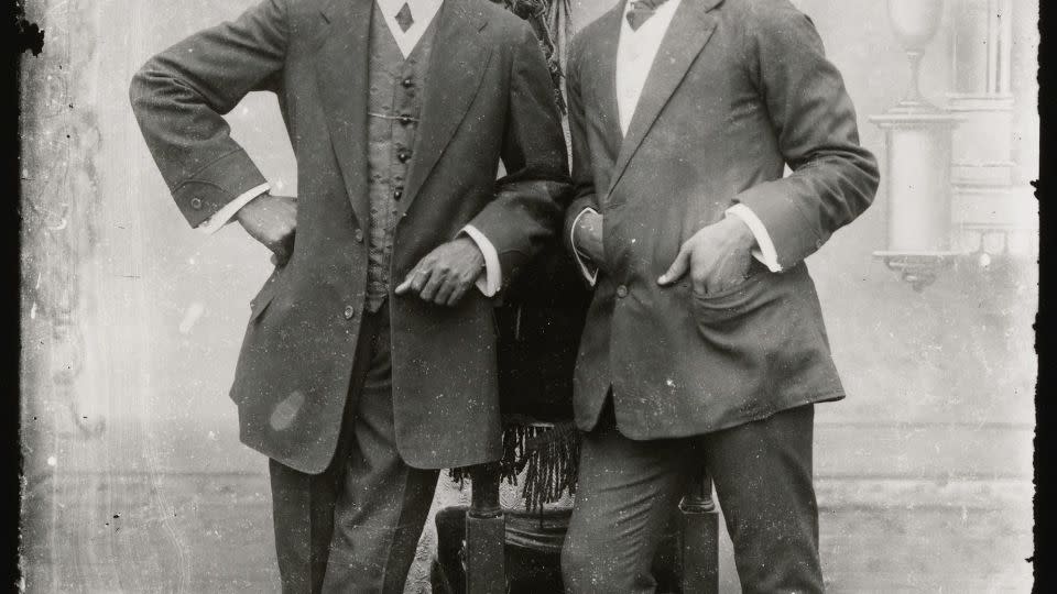 Acolatse's studio work shows us the fashions worn by wealthy Togolese people in the early 20th century. - Alex Agbaglo Acolatse/The Metropolitan Museum of Art