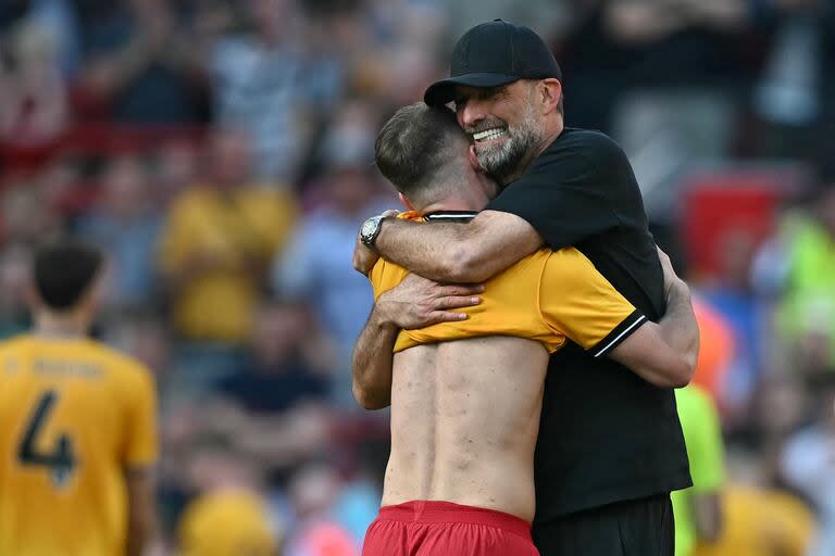 El abrazo de Klopp con Alexis Mac Allister, uno de los jugadores que más valoró el DT alemán