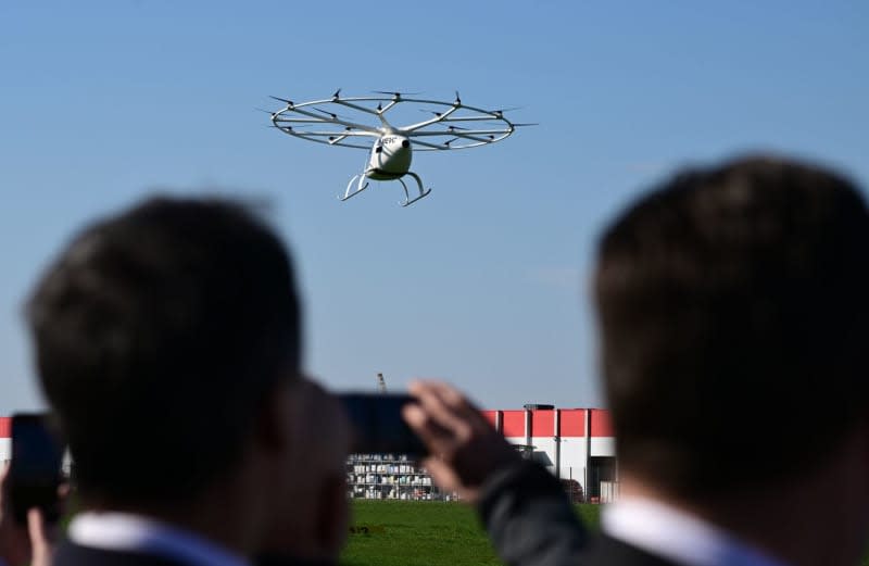 The hype surrounding air taxis is rising and rising - unlike the actual practicality of this would-be future mode of transport, it would seem. Pioneers are promising faster and more sustainable short-distance trips. Researchers are highly sceptical. Bernd Weißbrod/dpa