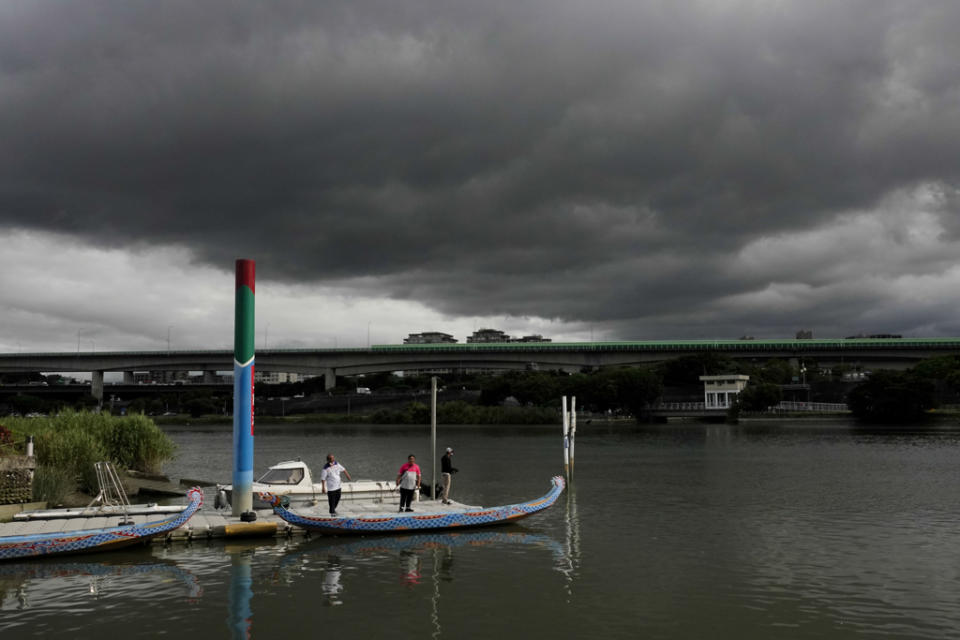 氣象局預報母親節當天受華南雲雨區東移影響，各地降雨機率增加。（黃子明攝）