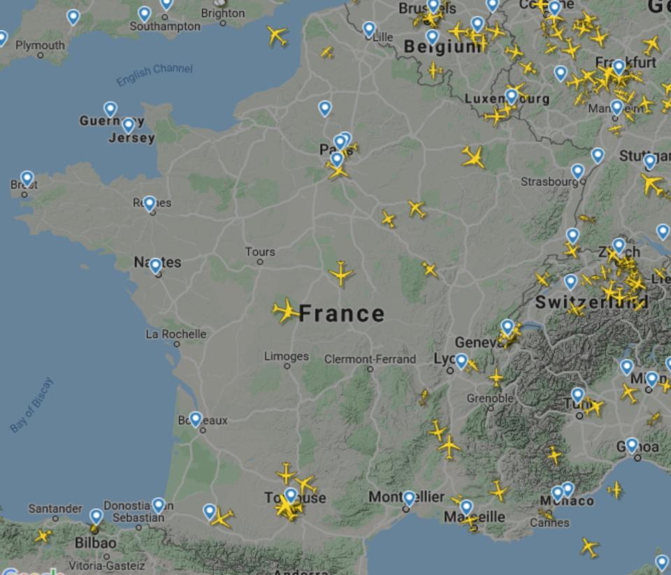 Este era el tráfico aéreo en Francia en una imagen tomada en el mismo momento que la de España e Italia. (Foto: <a href="http://www.flightradar24.com/40.02,-0.53/6" rel="nofollow noopener" target="_blank" data-ylk="slk:FlightRadar24;elm:context_link;itc:0;sec:content-canvas" class="link ">FlightRadar24</a>).