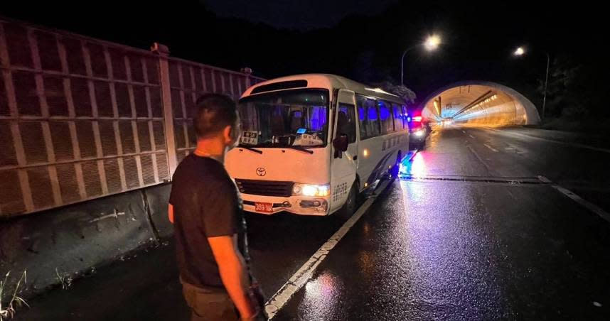 康橋中學校車21日晚間發生打滑自撞事故。（圖／翻攝畫面）