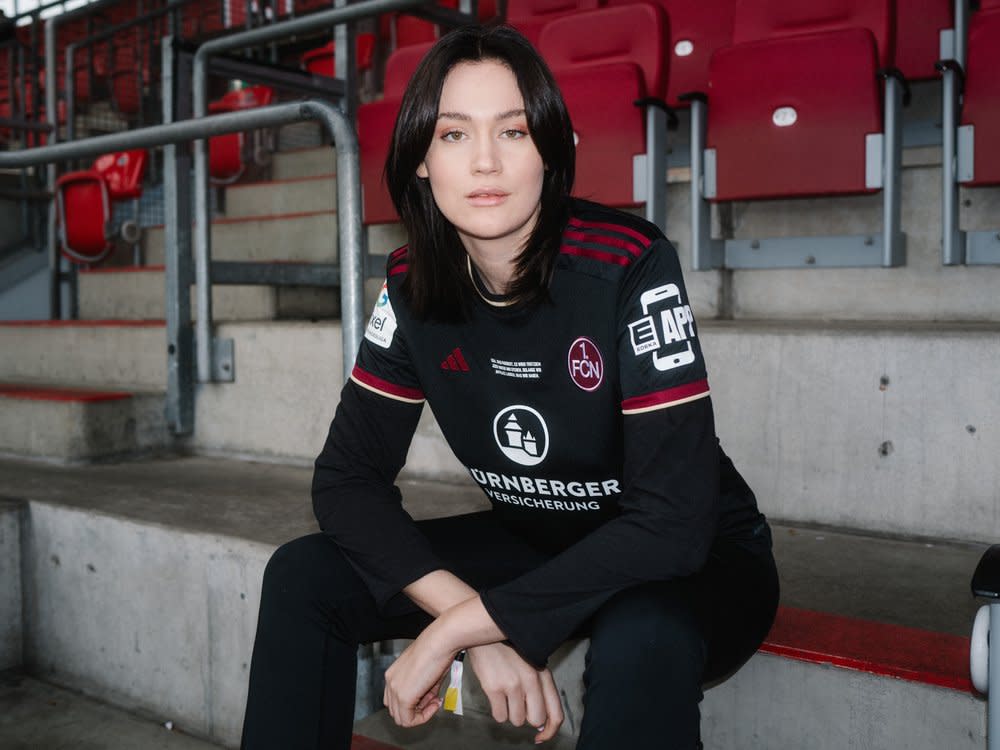 Gloria-Sophie Burkandt im Stadion des 1. FC Nürnberg. (Bild: Nürnberger Versicherung)