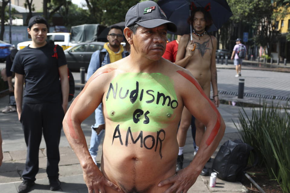 A participant, his chest marked with a message that reads in Spanish: 