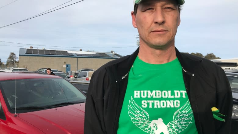 Hockey night in Nipawin brings comfort and companionship 1 week after Humboldt Broncos bus crash