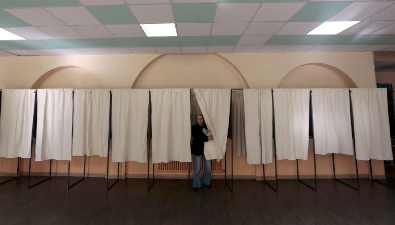 Dans un bureau de vote à Nice. Le taux de participation s'élevait à 19,83% à 12h00 pour le second tour des élections municipales dimanche en France, contre 23,68% en 2008 à la même heure. Au premier tour, le taux d'abstention global a atteint 36,45%, soit un nouveau record par rapport aux élections municipales de 2008 où il avait été de 33,46%. /Photo prise le 30 mars 2014/REUTERS/Eric Gaillard