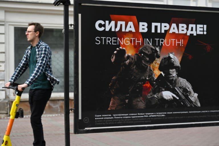 Una exposición al aire libre en Moscú de carteles de temática militar, en una imagen del 2 de abril de 2024 (Natalia Kolesnikova)