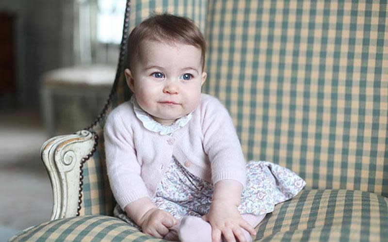 英國肯辛頓宮發放夏洛特公主展露可愛笑容的相片