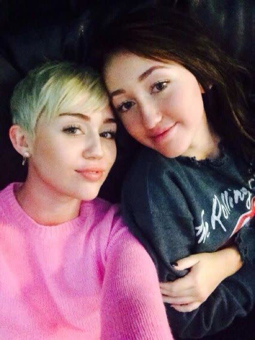 <p>La jeune soeur de Miley Cyrus adore être sous le feu des projecteurs. Dommage pour elle, mais sa soeur lui fait beaucoup trop d’ombre avec ses apparitions plus que provocantes…Allez courage mini Miley! </p>