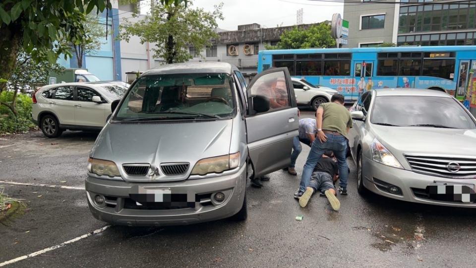 警方破獲在七堵山區行竊的男子，並查扣贓車。（記者張上耕翻攝）