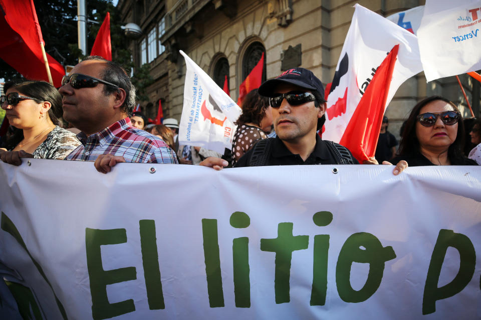 Manifestantes protestaron en enero pasado para defender el litio como riqueza natural “estratégica” de la nación en Santiago (Chile). El coordinador del Movimiento Litio para Chile, Miguel Soto, dijo a los periodistas que la manifestación es para expresar el malestar e indignación por el “espurio acuerdo” al que llego el vicepresidente de la Corporación de Fomento (Corfo), Eduardo Bitrán y la empresa Soquimich (SQM) para la explotación de litio en el salar de Atacama, sur del país. EFE/Mario Ruiz