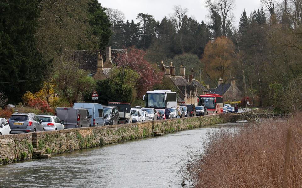 Coach along the River Coln