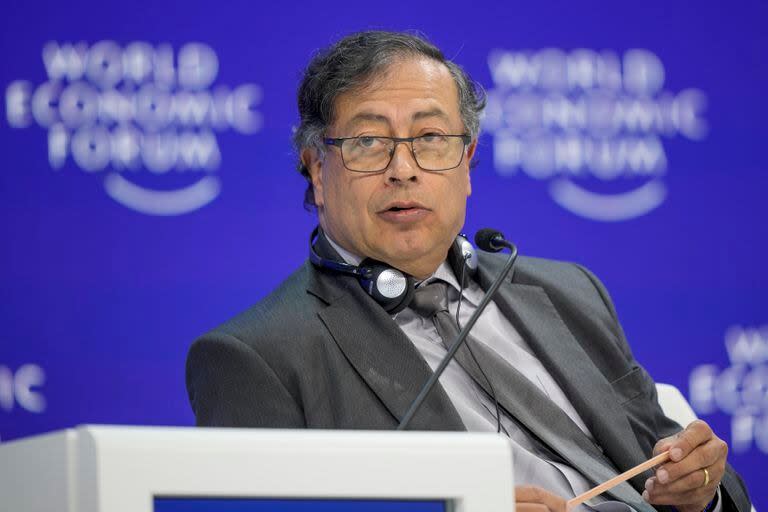 El presidente colombiano Gustavo Petro participa en un panel en la Reunión Anual del Foro Económico Mundial, el miércoles 17 de enero de 2024, en Davos, Suiza. (AP Foto/Markus Schreiber)