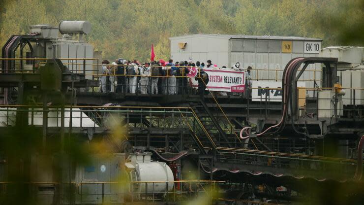 Aktivisten versuchen, die Kohleförderung im Tagebau Garzweiler zu behindern. Foto: dpa