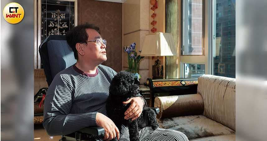 萬安生命創辦人吳珅篁，35年來堅持創業與投資，堪稱對抗僵直性脊椎炎的鬥士。身旁這隻名為Happy的貴賓犬，據他說可能是病逝愛犬Andy投胎轉世。（圖／馬景平攝）