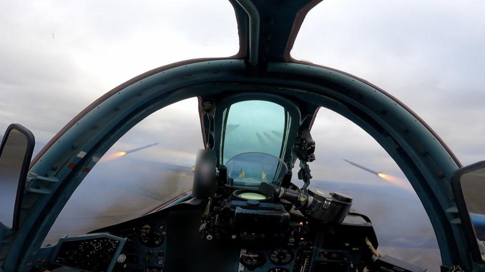 Pumba disparando un cohete desde su avión de combate