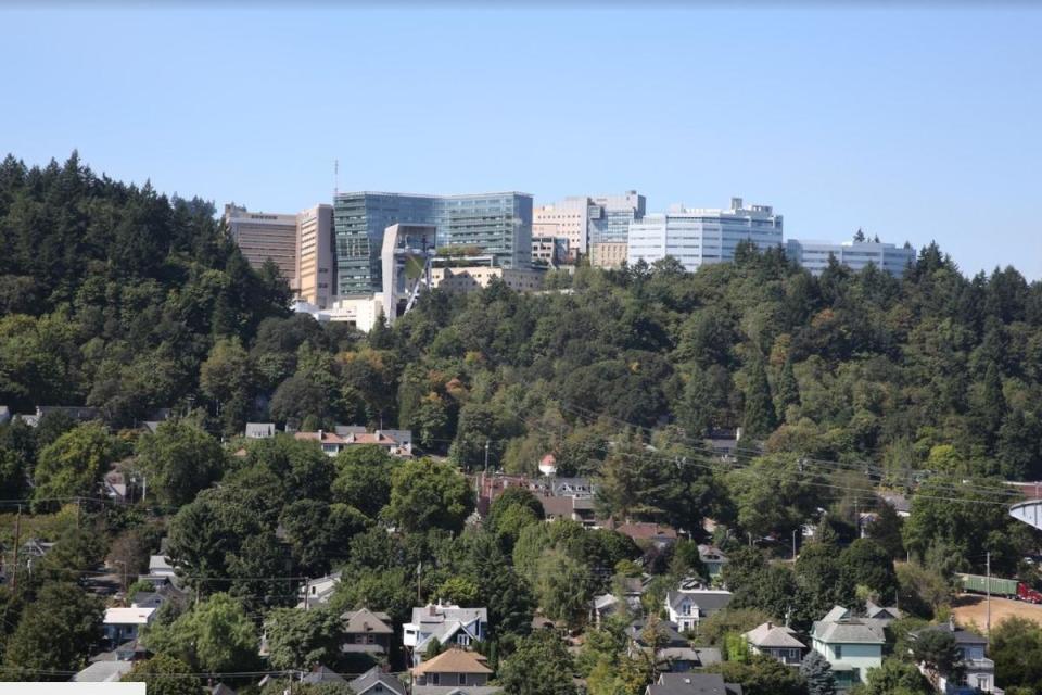 從實驗室所在大樓可以搭乘纜車到對面山坡上的OHSU大學附設醫院。