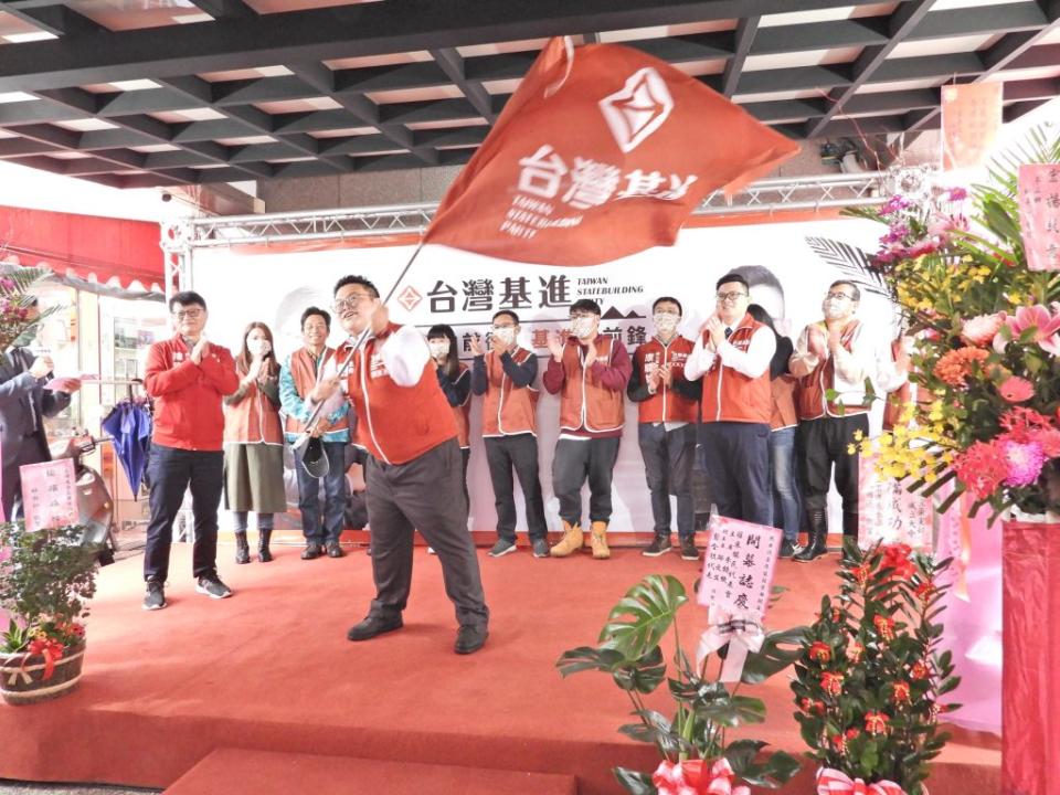 劉勇廷主委揮舞台灣基進黨旗。（台灣基進黨<a class="link " href="https://tw.news.yahoo.com/tag/宜蘭縣" data-i13n="sec:content-canvas;subsec:anchor_text;elm:context_link" data-ylk="slk:宜蘭縣;sec:content-canvas;subsec:anchor_text;elm:context_link;itc:0">宜蘭縣</a>黨部提供）