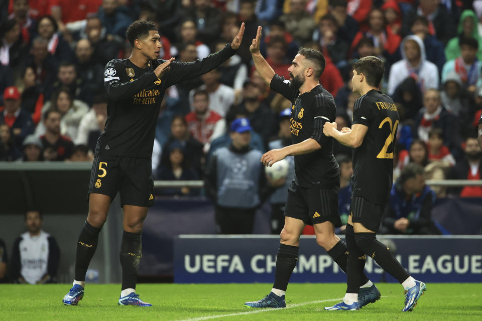 Jude Bellingham del Real Madrid celebra con Dani Carvajal tras anotar en el encuentro ante el Braga en la fase de grupos de la Liga de Campeones el martes 24 de octubre del 2023. (AP Foto/Luis Vieira)