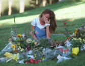 <p>Kimberly Goldman, sister of murder victim Ronald Goldman, sits and weeps at Ronald’s gravesite in Agoura, Calif., Tuesday, Oct. 3, 1995. Kimberly came to the gravesite after the jury in the O.J. Simpson murder trial came back Tuesday morning with a “not guilty” verdict. (Photo: Olga Shalygin/AP) </p>