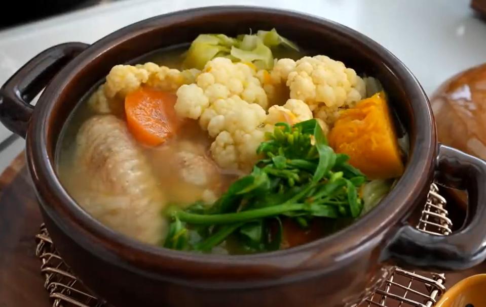 保養身體常備湯品 黃金蔬菜雞湯（截圖自蘿潔塔的廚房）