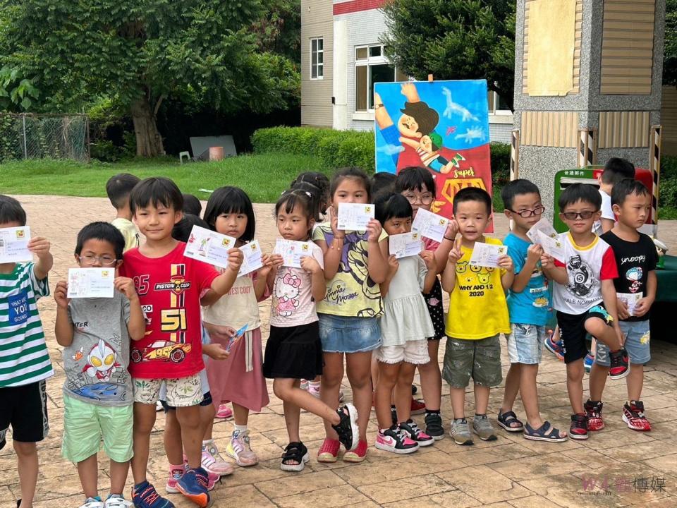 ▲彰化郵局在小博士幼兒園辦理「爸爸感謝您」父親節活動，透過手寫或手繪父親節明信片向偉大的爸爸們表達最高的愛意。（圖／記者陳雅芳攝，2023.08.04）