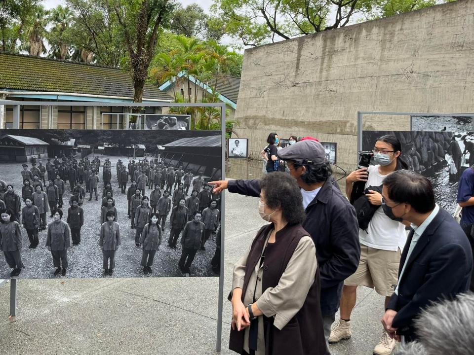 「火燒島：流麻溝十五號」展出攝影師謝三泰1990年至2021年間為政治受難者及電影《流麻溝十五號》拍攝精華作品，姚文智（指出者）為監察院院長陳菊導覽解說。   圖：國家人權博物館提供