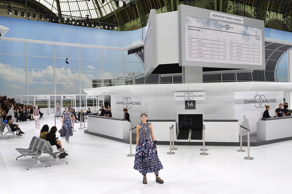 <p><span>Una de las creaciones más recordadas quizá es la que presentó para su colección primavera-verano 2016. El Grand Palais dejó de ser un elegante salón para convertirse en el aeropuerto con más lujo del mundo.</span> </p>